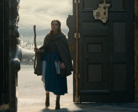 Ouça Emma Watson cantando “Something There” de A Bela e a Fera
