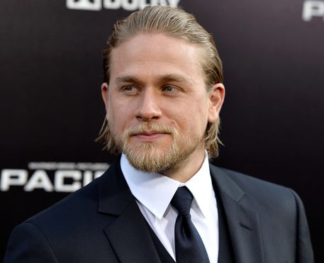 Charlie Hunnam e Excalibur são destaque no primeiro pôster de King Arthur