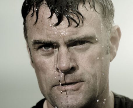 Julian Lewis Jones entra para o elenco de Liga da Justiça