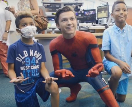 Veja Tom Holland visitando um hospital infantil com a roupa do Homem-Aranha