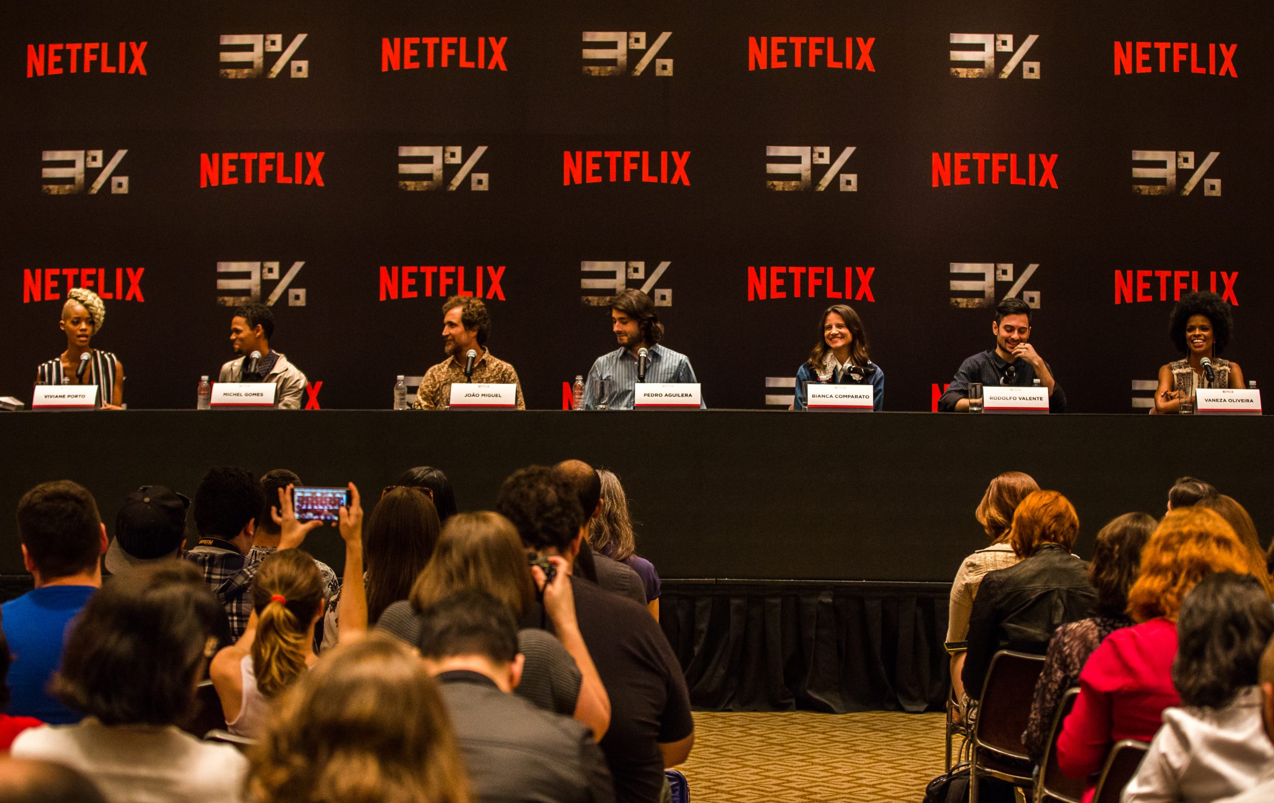 3% | Elenco está otimista para estreia mundial da série