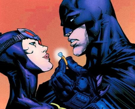 Mulher-Gato aceita pedido de casamento de Batman
