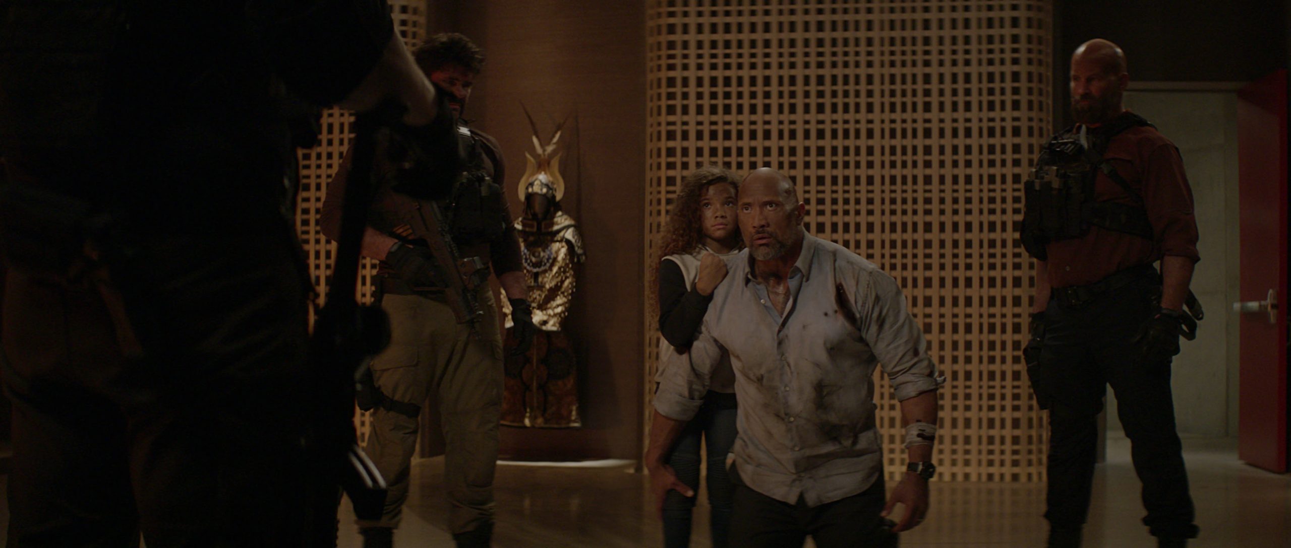 Dwayne Johnson tenta salvar sua família no trailer de Arranha-Céu: Coragem Sem Limite