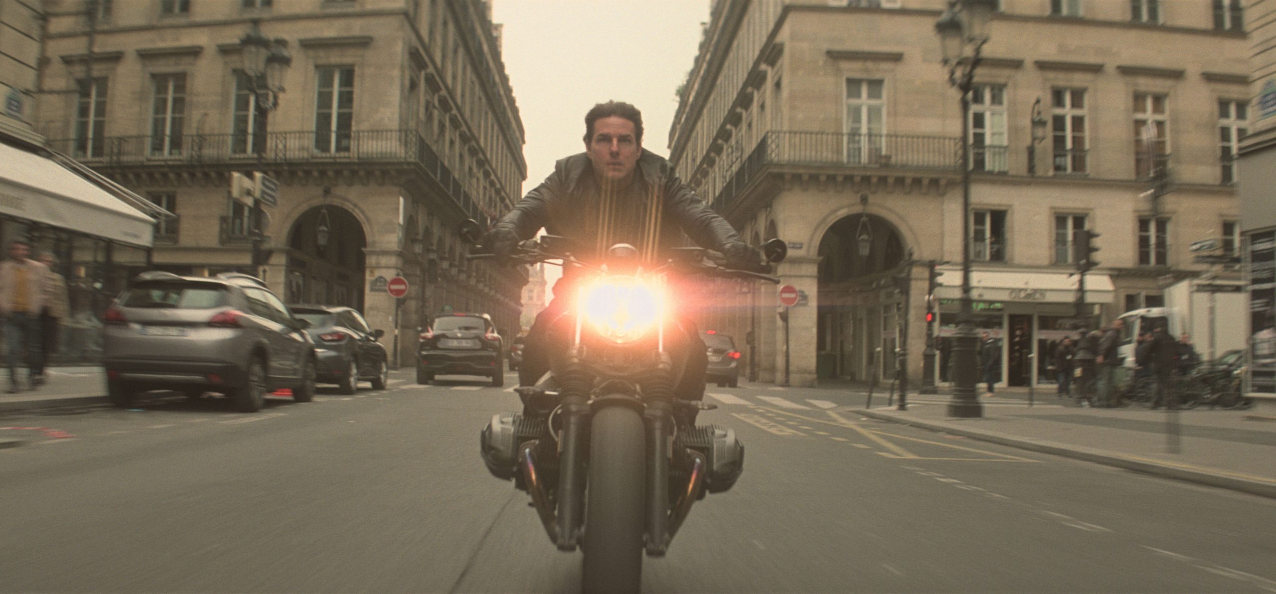 Tom Cruise encara o trânsito de Paris nos bastidores do novo Missão: Impossível