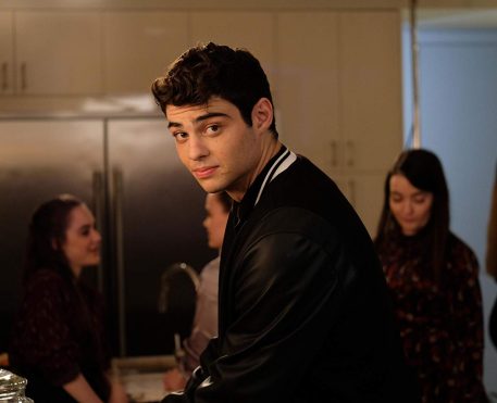 Noah Centineo em Adão Negro