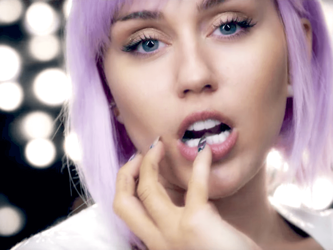 Netflix Lança Vídeo Clipe De On A Roll De Ashley O Personagem De Miley Cyrus Em Black Mirror 5572