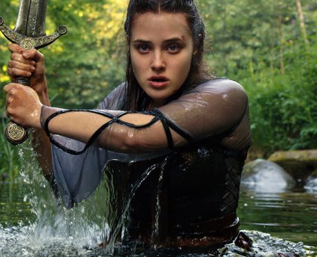KATHERINE LANGFORD as NIMUE em CURSED / Netflix © 2020