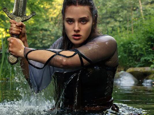 KATHERINE LANGFORD as NIMUE em CURSED / Netflix © 2020