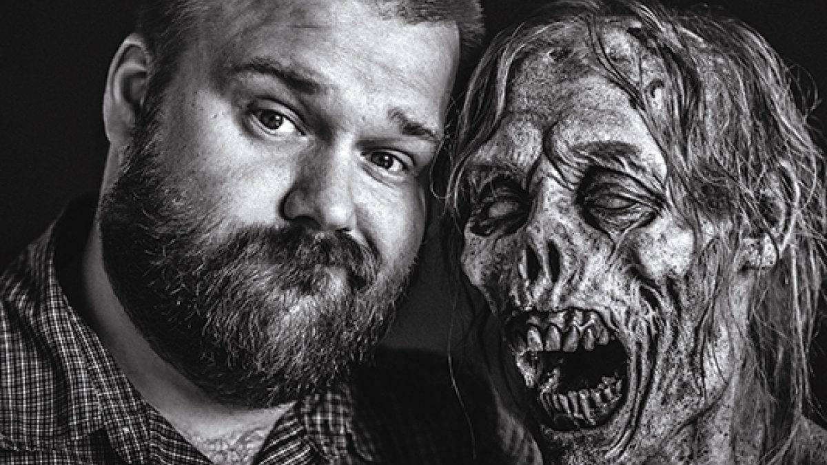Robert Kirkman ao lado de Zumbi da série