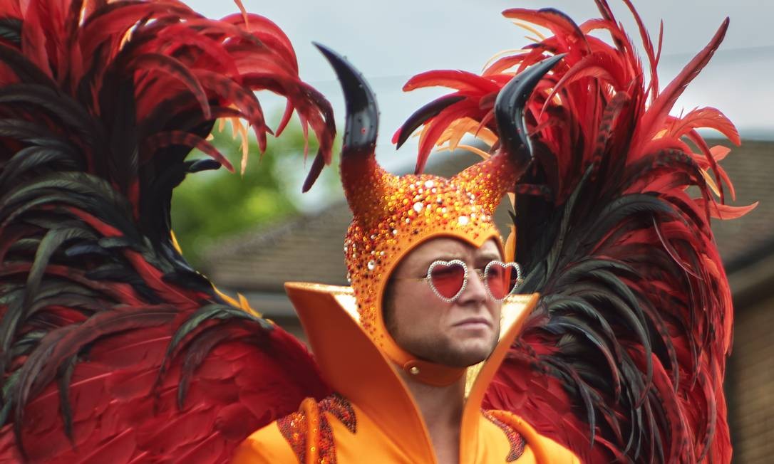 Taron Egerton em ROCKETMAN, cinebiografias de Elton John