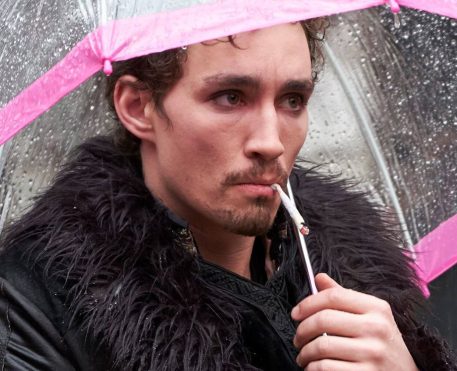 Robert Sheehan como Klaus