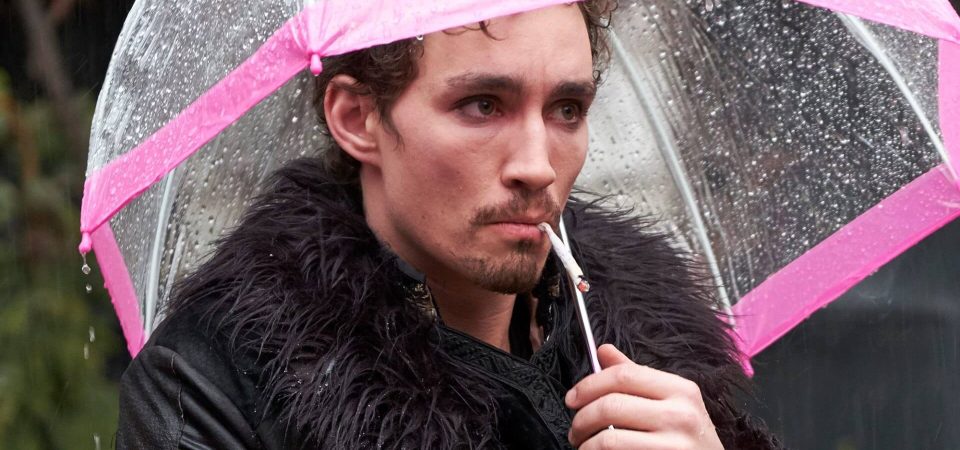 Robert Sheehan como Klaus