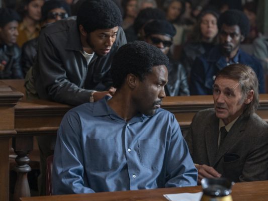 THE TRIAL OF THE CHICAGO 7 (L to R) KELVIN HARRISON JR. as Fred Hampton, YAHYA ABDUL-MATEEN II as Bobby Seale, MARK RYLANCE as William Kuntsler in THE TRIAL OF THE CHICAGO 7. Cr. NIKO TAVERNISE/NETFLIX © 2020