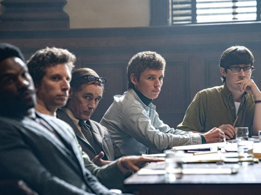 THE TRIAL OF THE CHICAGO 7 (L-R) YAHYA ABDUL-MATEEN II as BOBBY SEALE, BEN SHENKMAN as LEONARD WEINGLASS, MARK RYLANCE as WILLIAM KUNTSLER, EDDIE REDMAYNE as TOM HAYDEN, ALEX SHARP as RENNIE DAVIS. NICO TAVERNISE/NETFLIX © 2020.