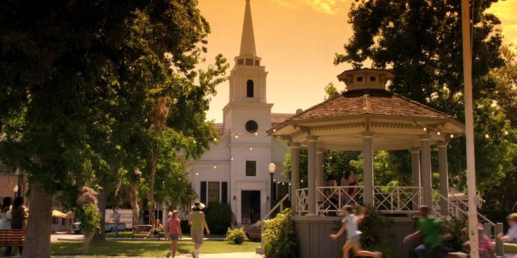 Smallville e as 10 cidades fictícias que maracam as séries adolescentes