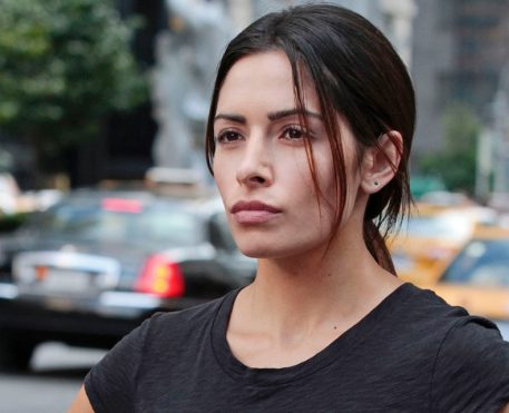 Sarah Shahi se junta ao elenco de Adão Negro, com Dwayne Johnson