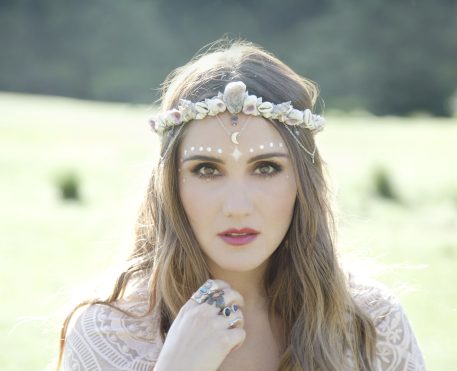 Dulce María fala sobre o novo single e a ausência no reencontro do RBD