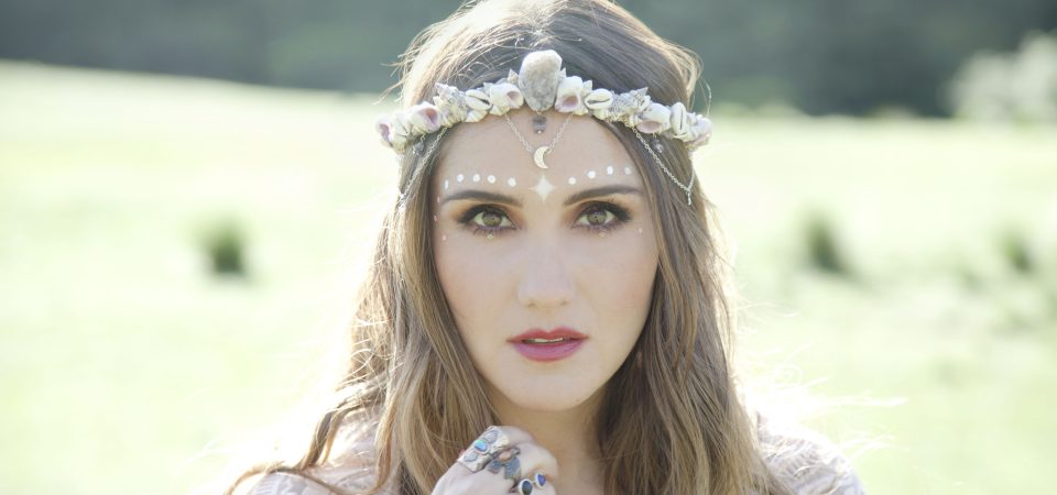 Dulce María fala sobre o novo single e a ausência no reencontro do RBD
