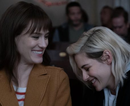 Kristen Stewart e Mackenzie Davis vivem casal em Happiest Season