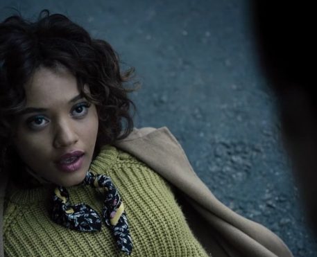 Kiersey Clemons vai retornar como Iris West no filme do Flash