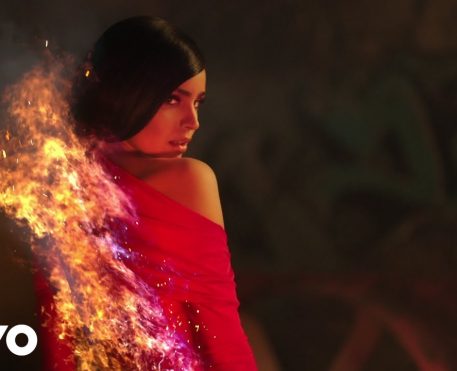 A atriz e cantora Sofia Carson lança o single "Fool's Gold"