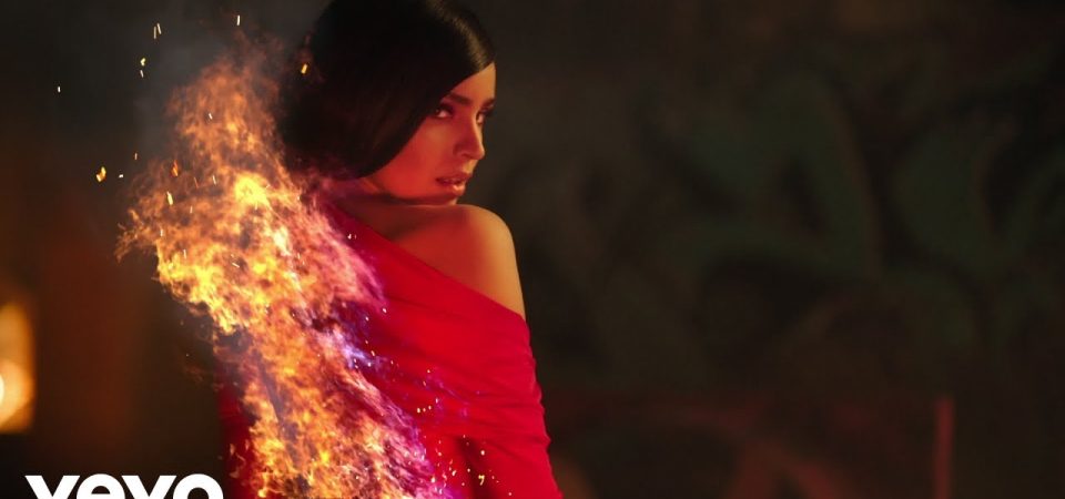 A atriz e cantora Sofia Carson lança o single "Fool's Gold"