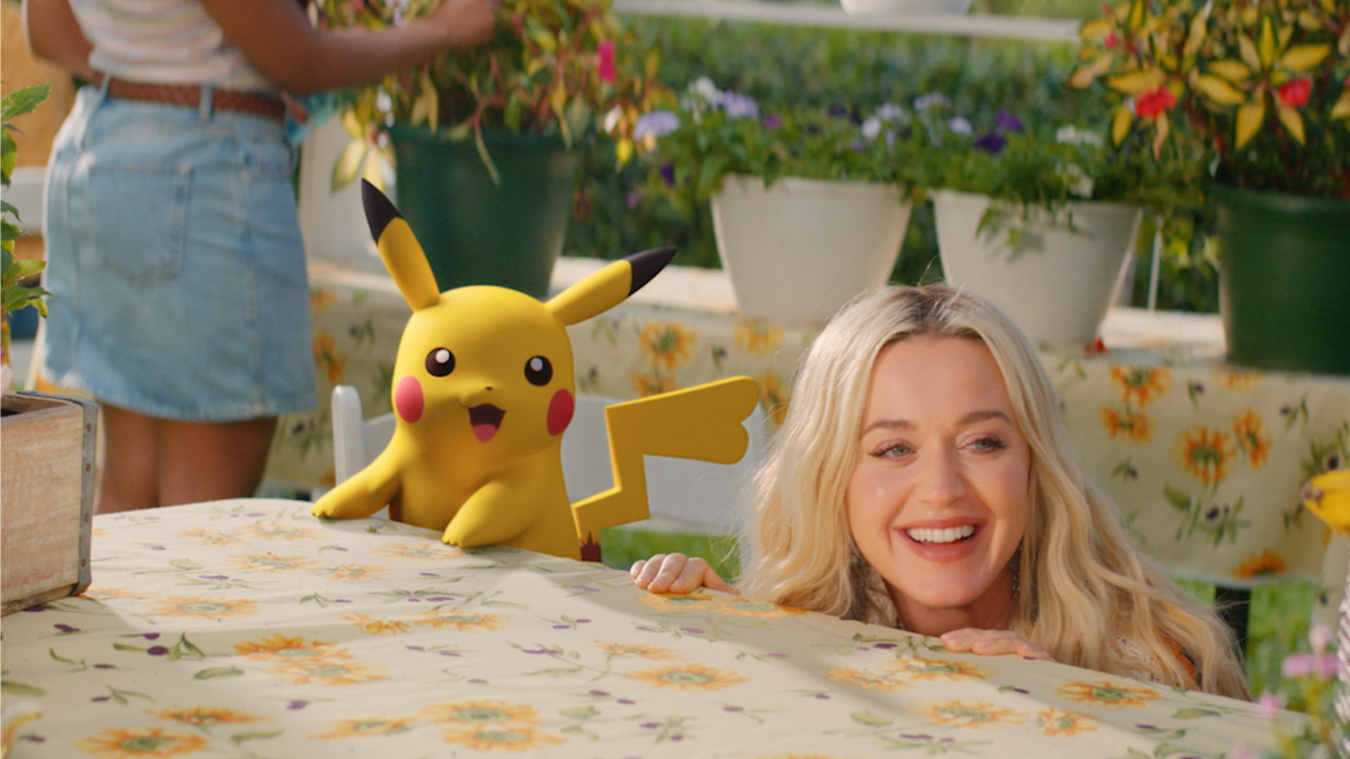 Katy Perry apresenta o vídeo de "Electric", com participação de Pikachu