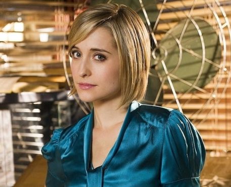 Allison Mack, atriz de Smallville, é condenada a 3 anos de prisão por tráfico sexual