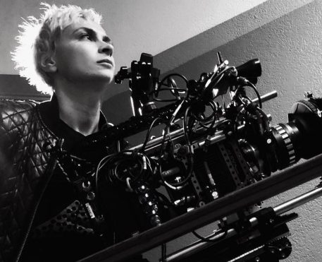 Rust | Diretora de fotografia morre em disparo de arma acidental