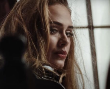 Adele lança clipe de “Easy on Me”, primeira música inédita desde 2015