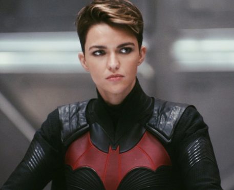 Ruby Rose denuncia abusos e mortes no set de Batwoman