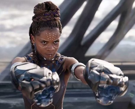Letitia Wright volta ao set da sequência de Pantera Negra 2 após lesão