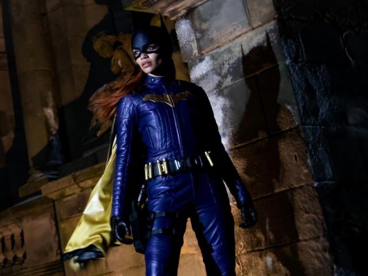 Leslie Grace divulga primeira imagem oficial como Batgirl