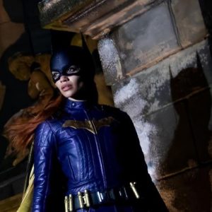 Leslie Grace divulga primeira imagem oficial como Batgirl