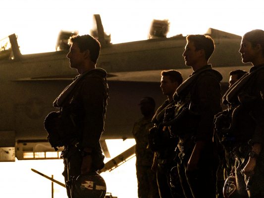 Top Gun: Maverick | Nova imagem mostra Tom Cruise e os jovens pilotos