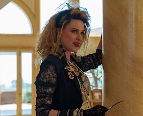 Veja Evan Rachel Wood como Madonna em Weird: The Al Yankovic Story