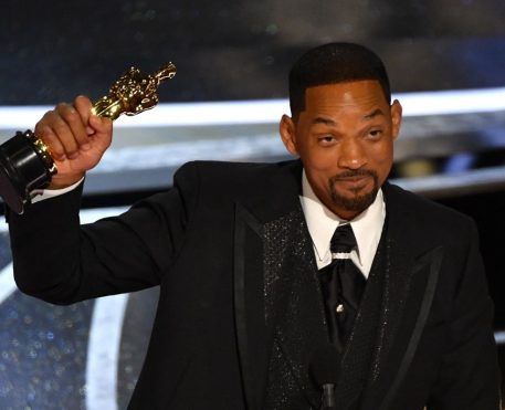 Will Smith emite pedido de desculpas sobre tapa em Chris Rock