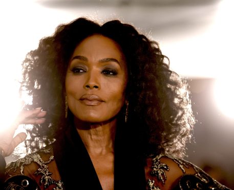Angela Bassett em Damsel, filme da Netflix