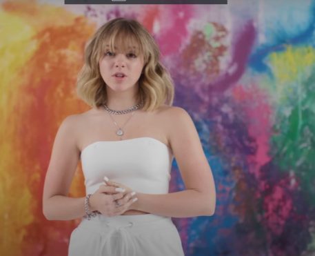 Atriz e cantora Julia Svacinna lança nova música “Rollercoaster”