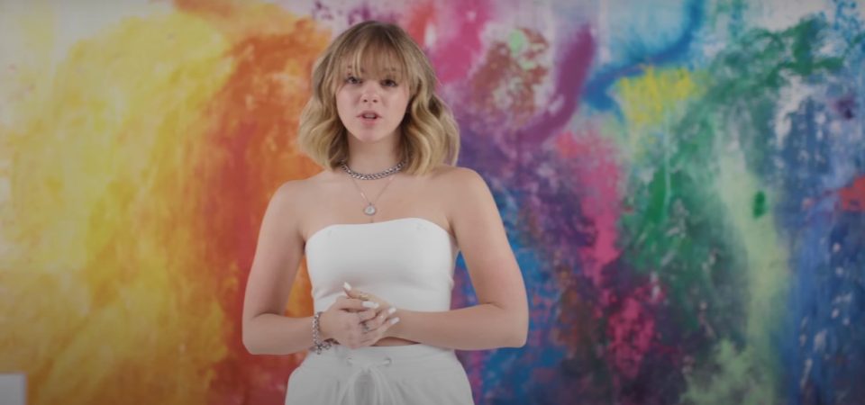 Atriz e cantora Julia Svacinna lança nova música "Rollercoaster"