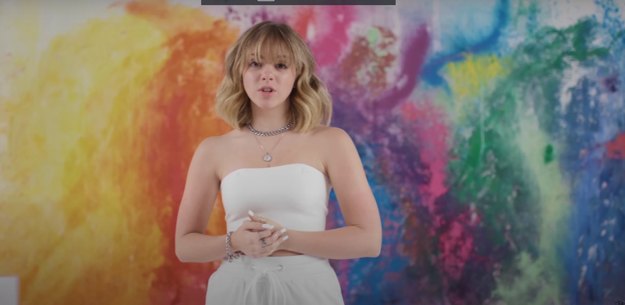 Atriz e cantora Julia Svacinna lança nova música "Rollercoaster"