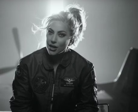 Lady Gaga lança clipe de Hold My Hand, tema do filme Top Gun: Maverick