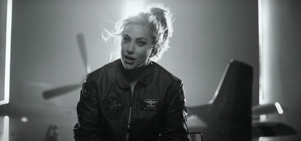 Lady Gaga lança clipe de Hold My Hand, tema do filme Top Gun: Maverick
