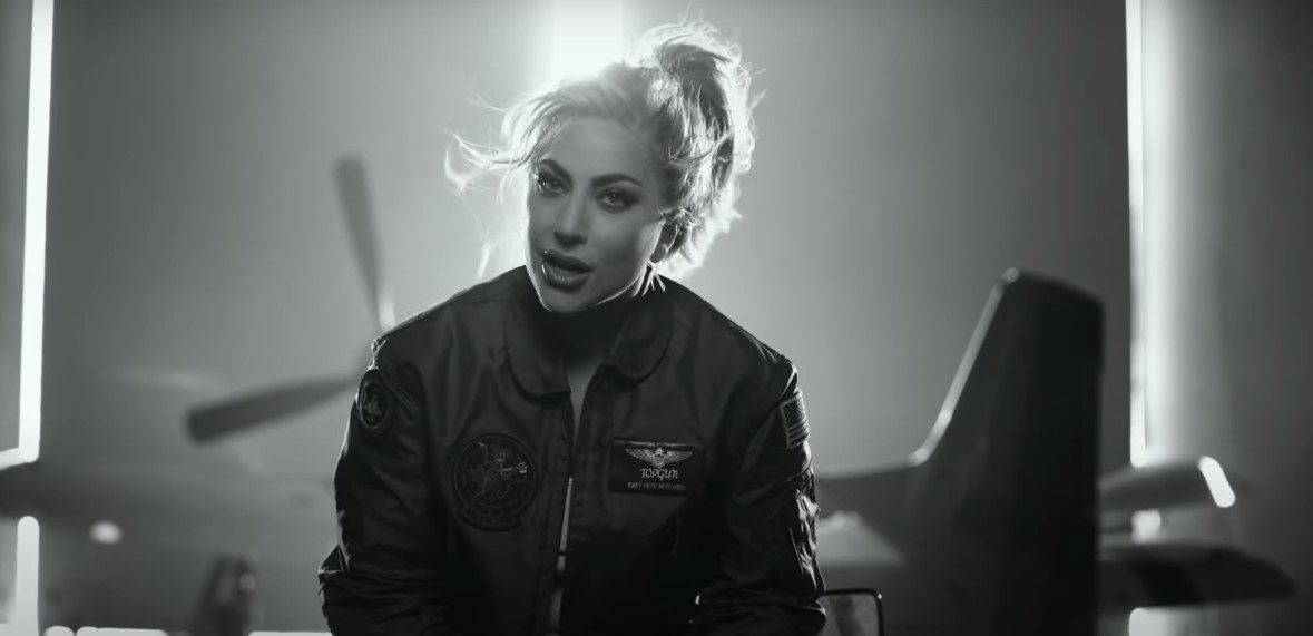 Lady Gaga lança clipe de Hold My Hand, tema do filme Top Gun: Maverick