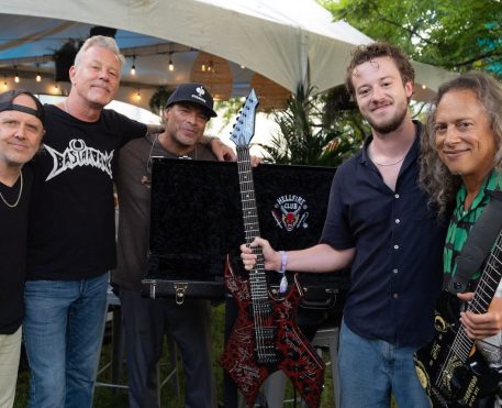 Joseph Quinn encontra Metallica e faz um som com a banda