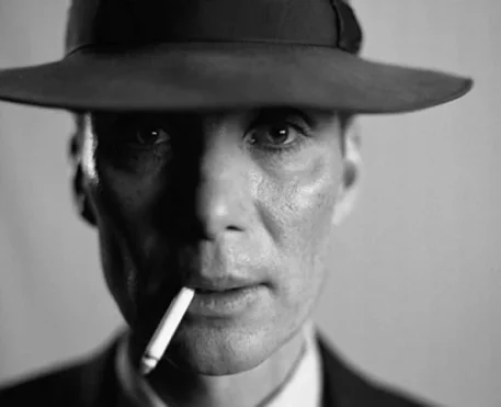 Oppenheimer I Cinebiografia estrelada por Cillian Murphy ganha cartaz