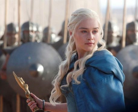 Emilia Clarke revela que ‘perdeu’ parte do cerébro após dois aneurismas