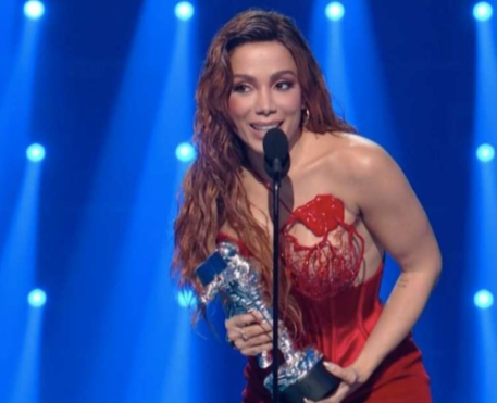 Anitta se torna a 1ª brasileira a levar um prêmio no VMA
