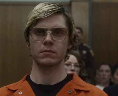Evan Peters vive o serial killer Jeffrey Dahmer em nova série da Netflix