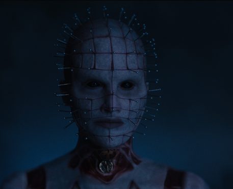 Hellraiser | Novas imagens mostram Jamie Clayton como Pinhead